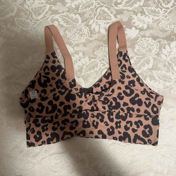 Aerie Real Me Small Cheetah Twisted Back Sports Bra - Picture 3 of 3